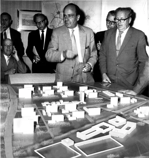 Collage: On 9th September, 1959: Werner Hebbrand explains the development plan for Hambrug City North, right: Building Minister Werner B&uuml;ch. 